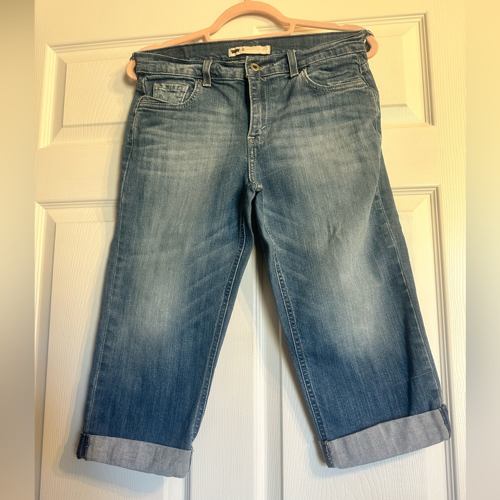 Women’s size 6 Levi Crops